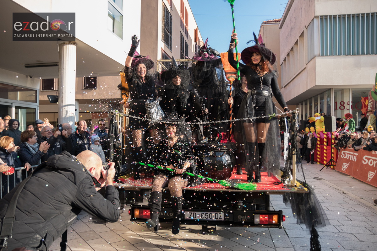 Zadarski karneval 2018: Povorka maškaranih skupina od Gradskih vrata preko Foruma do Narodnog trga Zadarski karneval 2018: Povorka maškaranih skupina od Gradskih vrata preko Foruma do Narodnog trga