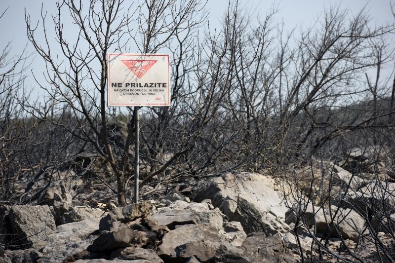 Pristeg: Nakon što je lokaliziran požar, na teren su izašle ekipe koje saniraju štetu na elektro mreži Pristeg: Nakon što je lokaliziran požar, na teren su izašle ekipe koje saniraju štetu na elektro mreži