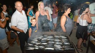 04.08.2015., Privlaka – Dalmatinska festa na domaci nacin prikazana je i u Privlaci pokraj Zadra na Privlackoj noci kada su mnogobrojni turisti i posjetitelji mogli gustati u morskim delicijama, poput dagnji, srdela, fritula i slicnog. Photo: Damir Spehar