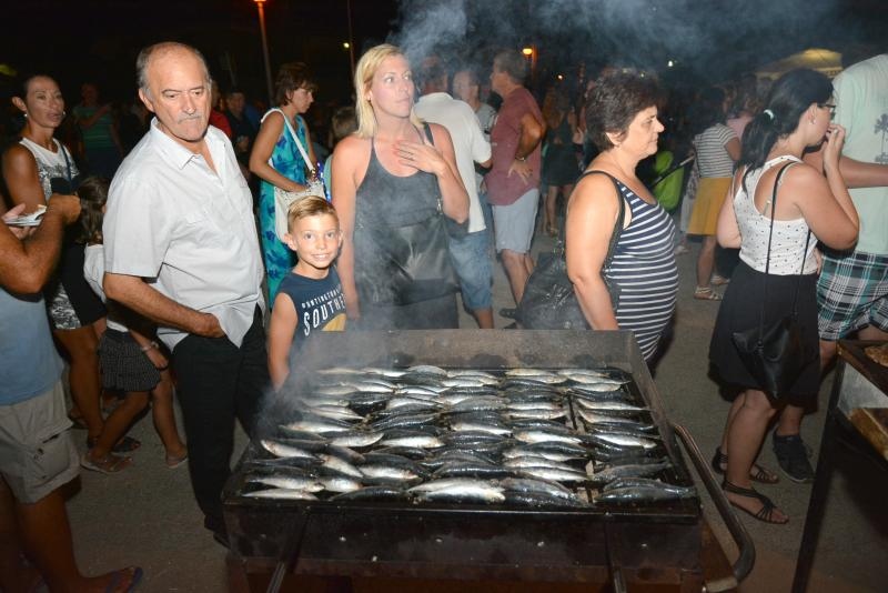 04.08.2015., Privlaka – Dalmatinska festa na domaci nacin prikazana je i u Privlaci pokraj Zadra na Privlackoj noci kada su mnogobrojni turisti i posjetitelji mogli gustati u morskim delicijama, poput dagnji, srdela, fritula i slicnog. Photo: Damir Spehar