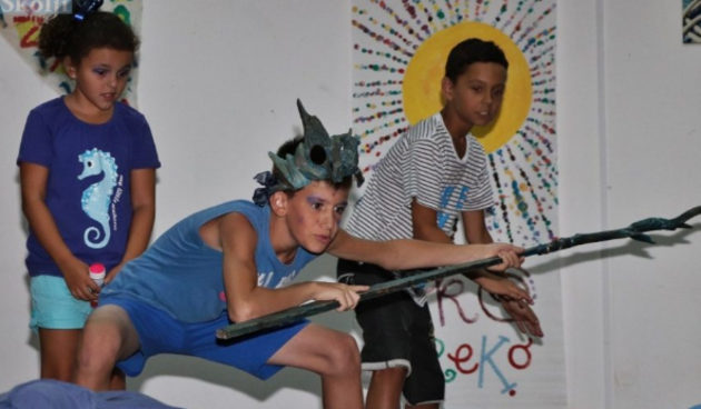 Mali preški glumci premijerno izveli morsku priču “Trag u beskraju”