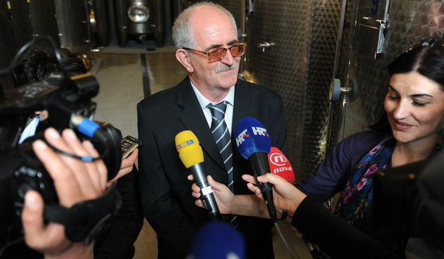 Nadin, Benkovac, 180413.
U sklopu posjeta Hrvatskoj, svedski kralj Carl XVI. Gustaf i kraljica Silvia posjetili su ekolosku vinariju Skaulj u mjestu Nadin nedaleko Benkovca.
Na fotografiji: Sime Skaulj daje izjavu novinarima.
Foto: Luka Gerlanc / CROPIX