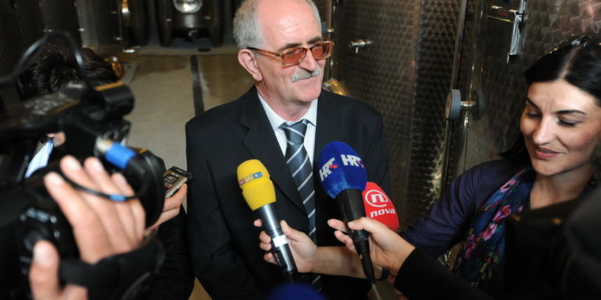 Nadin, Benkovac, 180413.
U sklopu posjeta Hrvatskoj, svedski kralj Carl XVI. Gustaf i kraljica Silvia posjetili su ekolosku vinariju Skaulj u mjestu Nadin nedaleko Benkovca.
Na fotografiji: Sime Skaulj daje izjavu novinarima.
Foto: Luka Gerlanc / CROPIX Nadin, Benkovac, 180413.
U sklopu posjeta Hrvatskoj, svedski kralj Carl XVI. Gustaf i kraljica Silvia posjetili su ekolosku vinariju Skaulj u mjestu Nadin nedaleko Benkovca.
Na fotografiji: Sime Skaulj daje izjavu novinarima.
Foto: Luka Gerlanc / CROPIX