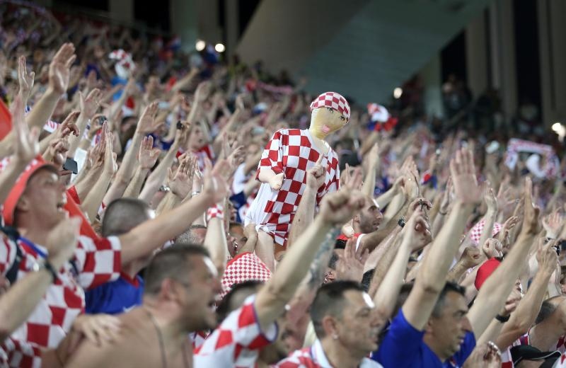 Velika fešta hrvatskih nogometaša i navijača u Bordeauxu nakon pobjede nad Španjolskom 2-1. Photo: Sanjin Strukic/PIXSELL Velika fešta hrvatskih nogometaša i navijača u Bordeauxu nakon pobjede nad Španjolskom 2-1. Photo: Sanjin Strukic/PIXSELL
