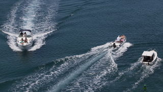 Zadar, 040711.
Pomorski promet ispod mosta u Zdrelcu vrlo je intenzivan za vrijeme ljetnih mjeseci. Prolaz imedju otoka Ugljana i Pasmana najblizi je put zadarskog podrucja prema Kornatima i otocima zadarskog arhipelaga.
Na slici: brodovi slikani s mosta Zadar, 040711.
Pomorski promet ispod mosta u Zdrelcu vrlo je intenzivan za vrijeme ljetnih mjeseci. Prolaz imedju otoka Ugljana i Pasmana najblizi je put zadarskog podrucja prema Kornatima i otocima zadarskog arhipelaga.
Na slici: brodovi slikani s mosta