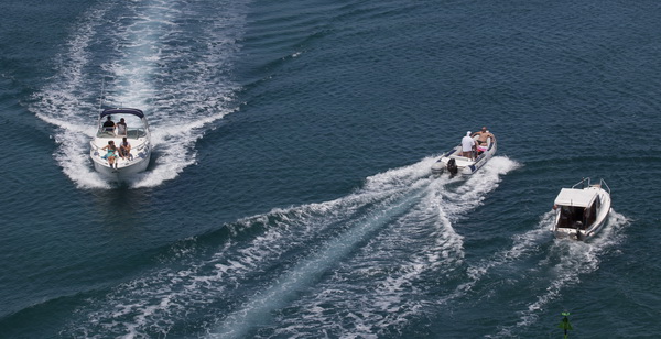 Zadar, 040711.
Pomorski promet ispod mosta u Zdrelcu vrlo je intenzivan za vrijeme ljetnih mjeseci. Prolaz imedju otoka Ugljana i Pasmana najblizi je put zadarskog podrucja prema Kornatima i otocima zadarskog arhipelaga.
Na slici: brodovi slikani s mosta Zadar, 040711.
Pomorski promet ispod mosta u Zdrelcu vrlo je intenzivan za vrijeme ljetnih mjeseci. Prolaz imedju otoka Ugljana i Pasmana najblizi je put zadarskog podrucja prema Kornatima i otocima zadarskog arhipelaga.
Na slici: brodovi slikani s mosta