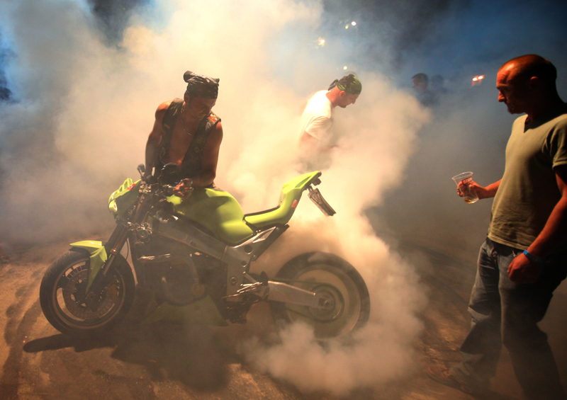 Slavonski Brod, 090509.
I druge veceri na Mega bikers susretima okupilo se oko 20 000 posjetitelja na plazi Poloj uz Savu. Zvjezde veceri bili su kultni britanski band Uriah Heep. Osim njih na susretima nastupili su Van Gogh, Opca opasnost, Hard time, tri Slavonski Brod, 090509.
I druge veceri na Mega bikers susretima okupilo se oko 20 000 posjetitelja na plazi Poloj uz Savu. Zvjezde veceri bili su kultni britanski band Uriah Heep. Osim njih na susretima nastupili su Van Gogh, Opca opasnost, Hard time, tri