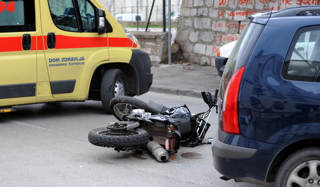Zadar, 160211.
U ulici Kralja Dmitra Zvonimira dogodila se prometna nesreca u kojoj su sudjelovali osobni automobil i motocikl. Vozac motocikla zadobio je teske tjelesne ozljede.
Na fotografija: Ocevid je u tjeku.
Foto: Andrija Lucic / cropix