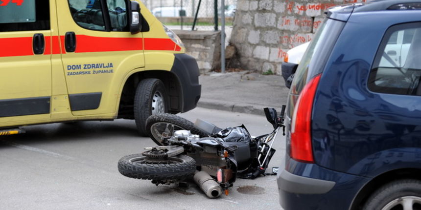 Zadar, 160211.
U ulici Kralja Dmitra Zvonimira dogodila se prometna nesreca u kojoj su sudjelovali osobni automobil i motocikl. Vozac motocikla zadobio je teske tjelesne ozljede.
Na fotografija: Ocevid je u tjeku.
Foto: Andrija Lucic / cropix