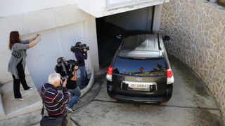 Danas je nakon ispitivanja u Zagrebu u stan u zadarskim Arbanasima od strane policije doveden bivši državni tajnik Zdravko Livaković kako bi se uz njegovu prisutnost i prisutnost njegova odvjetnika obavila pretraga stana. Pretpostavlja se da se istražuje