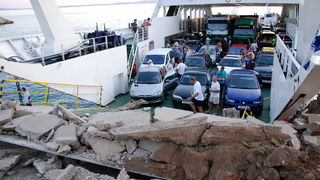 Jablanac, 170811.
U pomorskoj havariji trajekt Rapske plovidbe “Barbat” oko 18 sati, prilikom pristajanja u luku Jablanac ostao je bez pogona i udario u rivu koja je ujedno i mjesna plaza. Ozlijedjeno je sedam osoba. Ocevid je u tijeku.
Foto: Goran Novotn