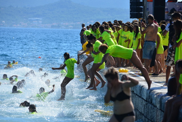 10. dm Millennium Jump na zadarskoj rivi – 3 tisuće skakača poslalo prekrasnu priču u svijet 10. dm Millennium Jump na zadarskoj rivi – 3 tisuće skakača poslalo prekrasnu priču u svijet