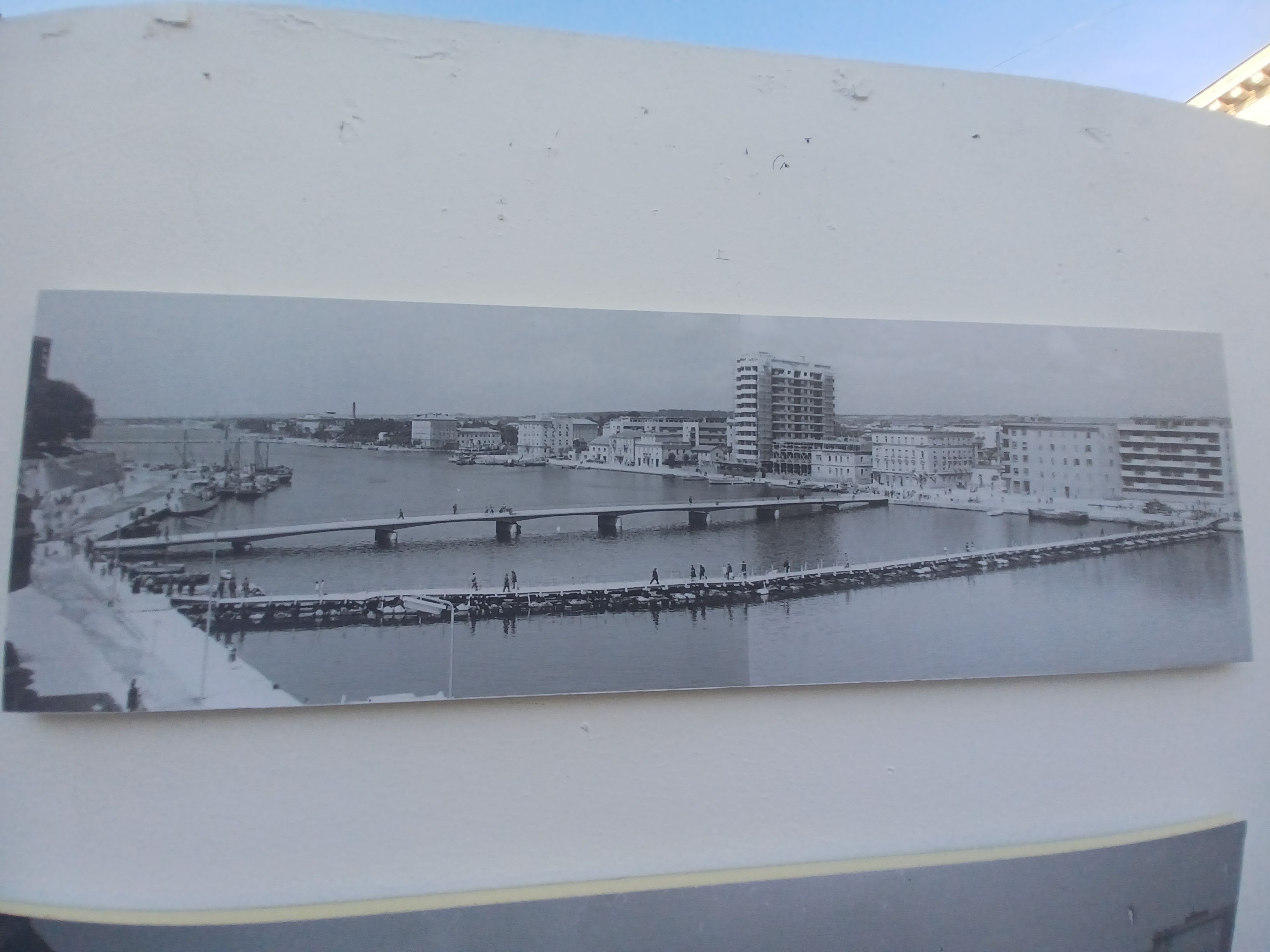 Izložba fotografija posvećenih zadarskom mostu u atriju palače Cedulin