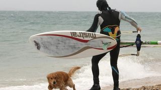 Nekoliko surfera iskoristilo je jako jugo za uživanje u velikim valovima.Photo: Dino Stanin/PIXSELL