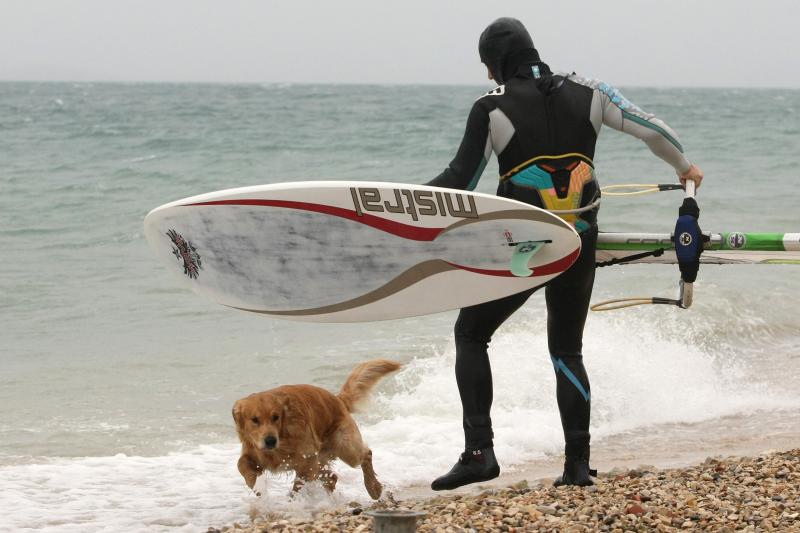 Nekoliko surfera iskoristilo je jako jugo za uživanje u velikim valovima.Photo: Dino Stanin/PIXSELL