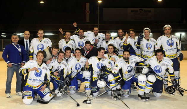 Zagreb, 200311. Velesajam. Hokej na ledu, finale Prvenstva Hrvatske izmedju klubova Mladost i Medvescak. Na slici: Pobjednici – Medvescak Foto: Bruno Konjevic / CROPIX