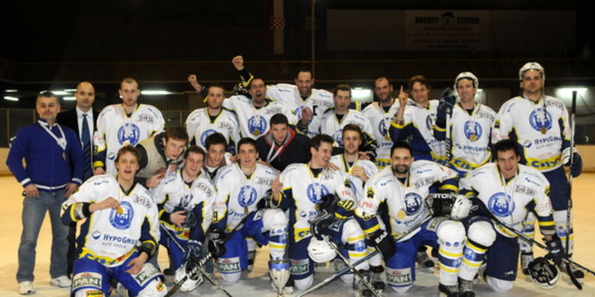 Zagreb, 200311. Velesajam. Hokej na ledu, finale Prvenstva Hrvatske izmedju klubova Mladost i Medvescak. Na slici: Pobjednici – Medvescak Foto: Bruno Konjevic / CROPIX Zagreb, 200311. Velesajam. Hokej na ledu, finale Prvenstva Hrvatske izmedju klubova Mladost i Medvescak. Na slici: Pobjednici – Medvescak Foto: Bruno Konjevic / CROPIX