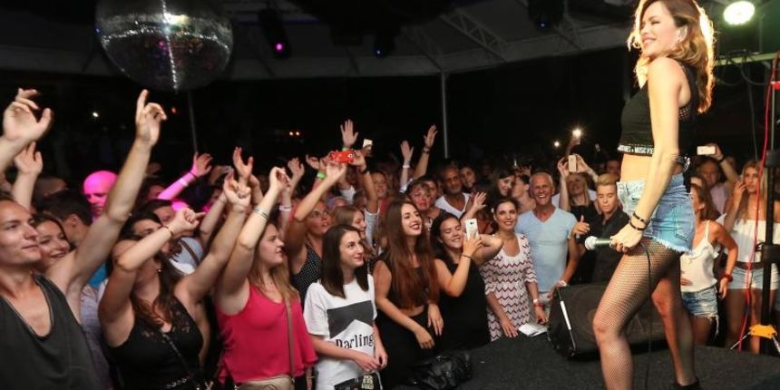 Severina održala koncert u prepunoj primoštenskoj diskoteci Aurora. Photo: Hrvoje Jelavić/PIXSELL Severina održala koncert u prepunoj primoštenskoj diskoteci Aurora. Photo: Hrvoje Jelavić/PIXSELL