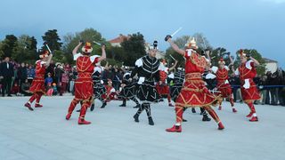 HGD Sv. Cecilija izvelo korčulanski viteški ples “Moreška” na Pozdravu suncu