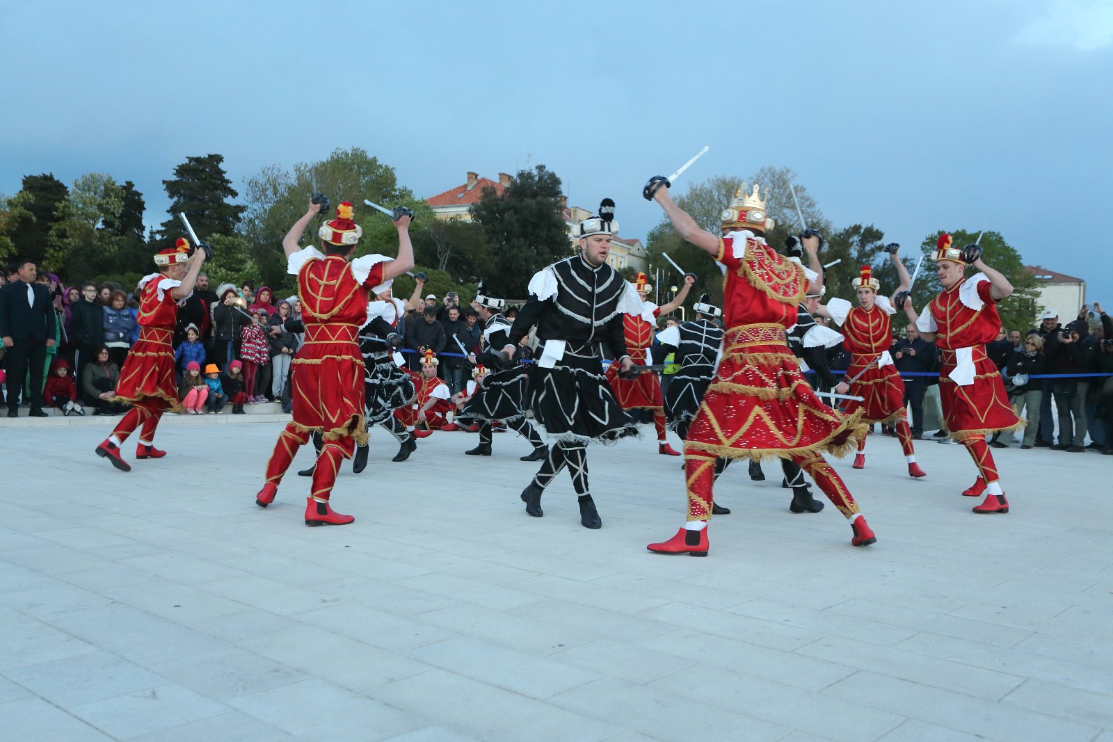 HGD Sv. Cecilija izvelo korčulanski viteški ples “Moreška” na Pozdravu suncu