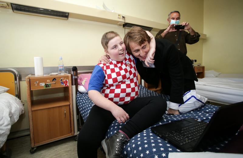 Luki Modriću u dječjoj bolnici u Klaićevoj uručena nagrada nogometaša godine, Photo: Petar Glebov/PIXSELL Luki Modriću u dječjoj bolnici u Klaićevoj uručena nagrada nogometaša godine, Photo: Petar Glebov/PIXSELL