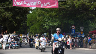 Spektakularni defile vespaša, foto: Vinko Pešić Spektakularni defile vespaša, foto: Vinko Pešić