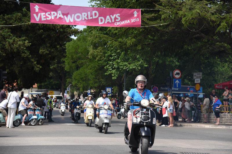 Spektakularni defile vespaša, foto: Vinko Pešić Spektakularni defile vespaša, foto: Vinko Pešić