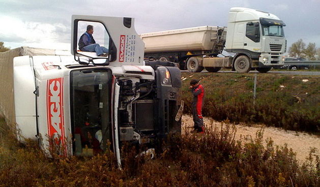 Zadar, 031109.
Na brzoj cesti izmedju Gazenice i Babina Duba (nedaleko od Zadra) uslijed otezanih uvjetovanja prometovanja doslo je do prevrtanja kamiona splitskih registarskih oznaka tvrtke Kragic. Na srecu nitko od ucesnika ove prometne nezgode nije ozl