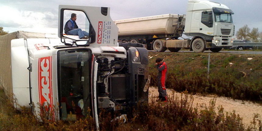 Zadar, 031109.
Na brzoj cesti izmedju Gazenice i Babina Duba (nedaleko od Zadra) uslijed otezanih uvjetovanja prometovanja doslo je do prevrtanja kamiona splitskih registarskih oznaka tvrtke Kragic. Na srecu nitko od ucesnika ove prometne nezgode nije ozl