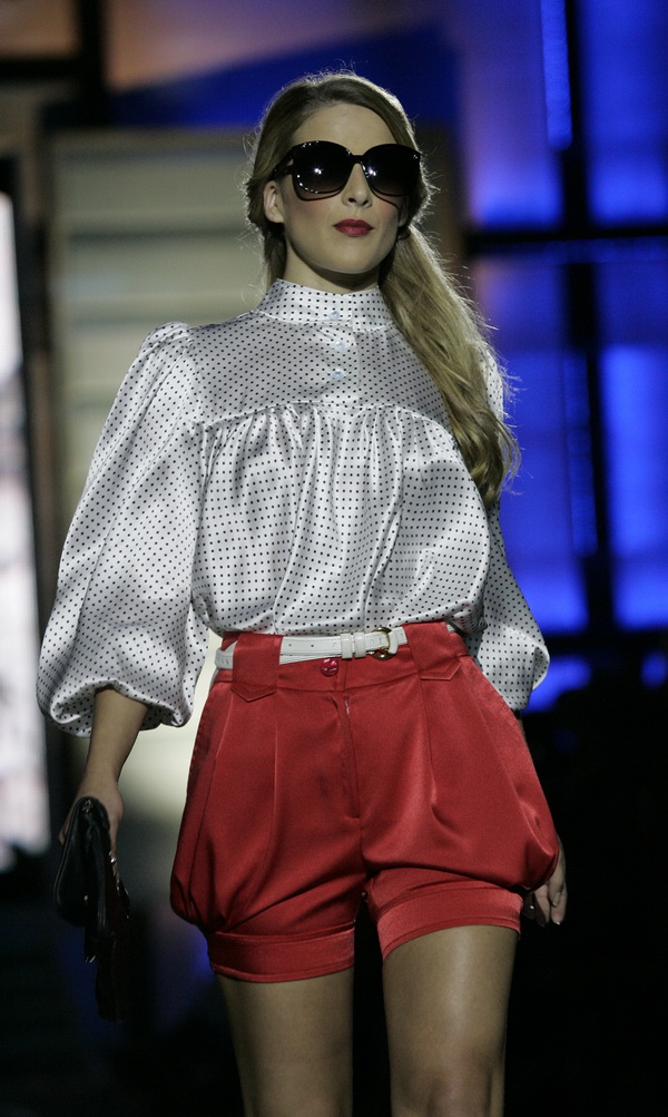 Bol, 010711.
Zlatni Rat.
Druga vecer Dove Fashion.hr revije na plazi Zlatni Rat u Bolu.
Na slici: kreacije Ivice Skoke.
Foto: Jakov Prkic / CROPIX Bol, 010711.
Zlatni Rat.
Druga vecer Dove Fashion.hr revije na plazi Zlatni Rat u Bolu.
Na slici: kreacije Ivice Skoke.
Foto: Jakov Prkic / CROPIX