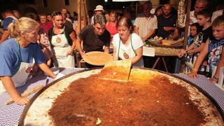 28.07.2013., Benkovac – Benkovacki prisnac je vec odavno puno vise od obicnog jela, autohtona delicija Bukovice i Ravnih kotara, jednostavna, a opet tako dobra. Stoljecima se sprema na ovim prostorima i jedno je od najprepoznatljivijih jela ovoga kraja. 28.07.2013., Benkovac – Benkovacki prisnac je vec odavno puno vise od obicnog jela, autohtona delicija Bukovice i Ravnih kotara, jednostavna, a opet tako dobra. Stoljecima se sprema na ovim prostorima i jedno je od najprepoznatljivijih jela ovoga kraja.