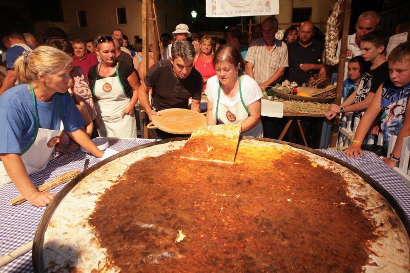 28.07.2013., Benkovac – Benkovacki prisnac je vec odavno puno vise od obicnog jela, autohtona delicija Bukovice i Ravnih kotara, jednostavna, a opet tako dobra. Stoljecima se sprema na ovim prostorima i jedno je od najprepoznatljivijih jela ovoga kraja. 28.07.2013., Benkovac – Benkovacki prisnac je vec odavno puno vise od obicnog jela, autohtona delicija Bukovice i Ravnih kotara, jednostavna, a opet tako dobra. Stoljecima se sprema na ovim prostorima i jedno je od najprepoznatljivijih jela ovoga kraja.