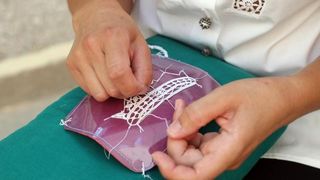 Paške čipkarice na djelu u izradi paške čipke, Foto: Luka Stanzl/PIXSELL