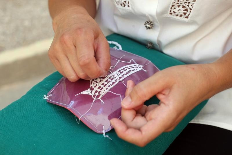 Paške čipkarice na djelu u izradi paške čipke, Foto: Luka Stanzl/PIXSELL