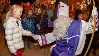 Sv. Nikola s Krampusom i Vilenjakom zabavljao djecu od Kampo Kaštela do Trga Petra Zoranića Sv. Nikola s Krampusom i Vilenjakom zabavljao djecu od Kampo Kaštela do Trga Petra Zoranića