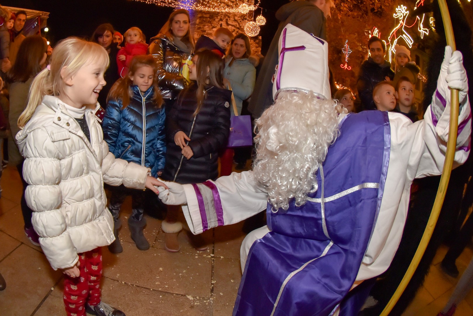 Sv. Nikola s Krampusom i Vilenjakom zabavljao djecu od Kampo Kaštela do Trga Petra Zoranića Sv. Nikola s Krampusom i Vilenjakom zabavljao djecu od Kampo Kaštela do Trga Petra Zoranića