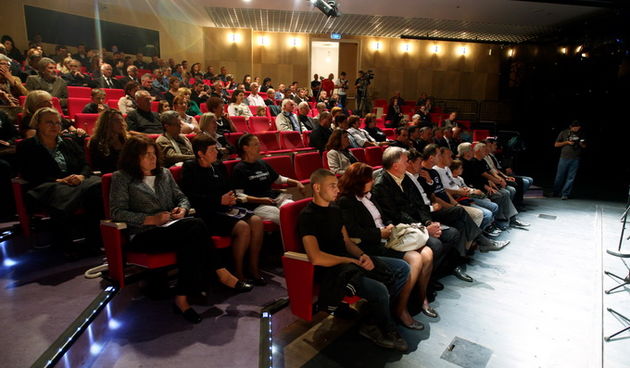 Zadar, 121012.
Kazaliste lutaka Zadar. Povodom 57. rodjendana generala Ante Gotovine Udruga Zene u Domovinskom ratu-Zadar, organizira kulturnu vecer pod nazivom: Generale, uvijek smo u mislima s vama.
Foto: Jure Miskovic / CROPIX