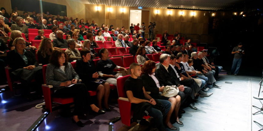 Zadar, 121012.
Kazaliste lutaka Zadar. Povodom 57. rodjendana generala Ante Gotovine Udruga Zene u Domovinskom ratu-Zadar, organizira kulturnu vecer pod nazivom: Generale, uvijek smo u mislima s vama.
Foto: Jure Miskovic / CROPIX Zadar, 121012.
Kazaliste lutaka Zadar. Povodom 57. rodjendana generala Ante Gotovine Udruga Zene u Domovinskom ratu-Zadar, organizira kulturnu vecer pod nazivom: Generale, uvijek smo u mislima s vama.
Foto: Jure Miskovic / CROPIX