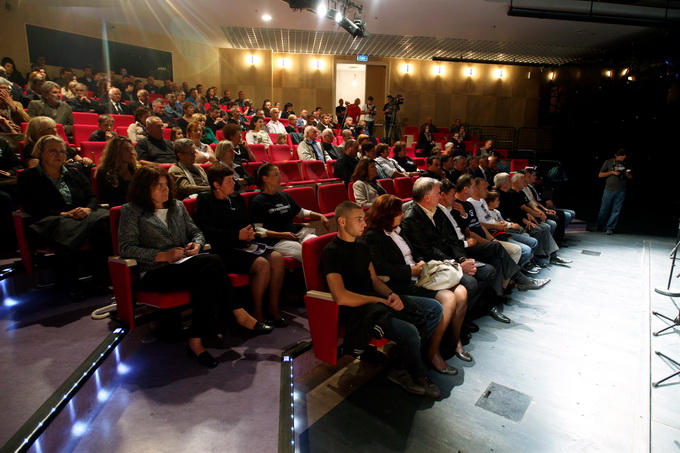 Zadar, 121012.
Kazaliste lutaka Zadar. Povodom 57. rodjendana generala Ante Gotovine Udruga Zene u Domovinskom ratu-Zadar, organizira kulturnu vecer pod nazivom: Generale, uvijek smo u mislima s vama.
Foto: Jure Miskovic / CROPIX Zadar, 121012.
Kazaliste lutaka Zadar. Povodom 57. rodjendana generala Ante Gotovine Udruga Zene u Domovinskom ratu-Zadar, organizira kulturnu vecer pod nazivom: Generale, uvijek smo u mislima s vama.
Foto: Jure Miskovic / CROPIX