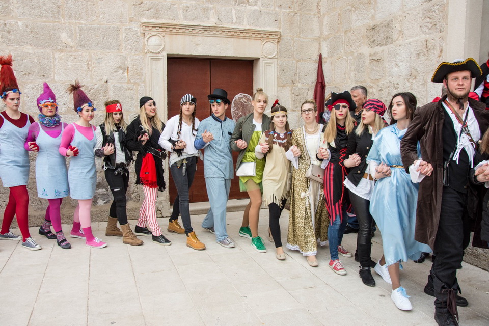 Paški zimski karneval 2017.- Maškarane skupine u karnevalskoj povorci Paški zimski karneval 2017.- Maškarane skupine u karnevalskoj povorci