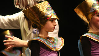 “Karnevalski vremeplov” plesne udruge “Gesta” (foto:Saša Čuka) “Karnevalski vremeplov” plesne udruge “Gesta” (foto:Saša Čuka)