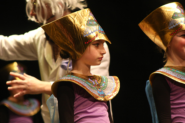 “Karnevalski vremeplov” plesne udruge “Gesta” (foto:Saša Čuka) “Karnevalski vremeplov” plesne udruge “Gesta” (foto:Saša Čuka)