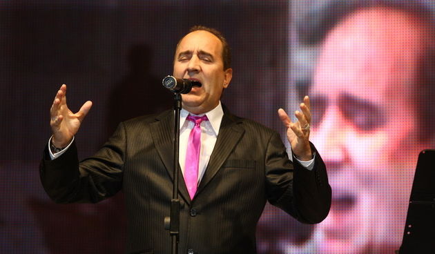 Zadar, 121110.Dvorana Kresimira Cosica.Festival zabavne glazbe Zadar2010.Prva vecer.Na fotografiji : nastup Mladen Grdovic.Foto : Vladimir Ivanov / Cropix