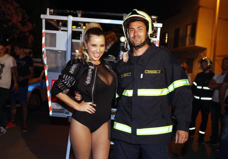 CMC Festival Vodice: Spektakularan dolazak Nives Celzijus u košari vatrogasnog vozila. Photo: Hrvoje Jelavić/PIXSELL CMC Festival Vodice: Spektakularan dolazak Nives Celzijus u košari vatrogasnog vozila. Photo: Hrvoje Jelavić/PIXSELL