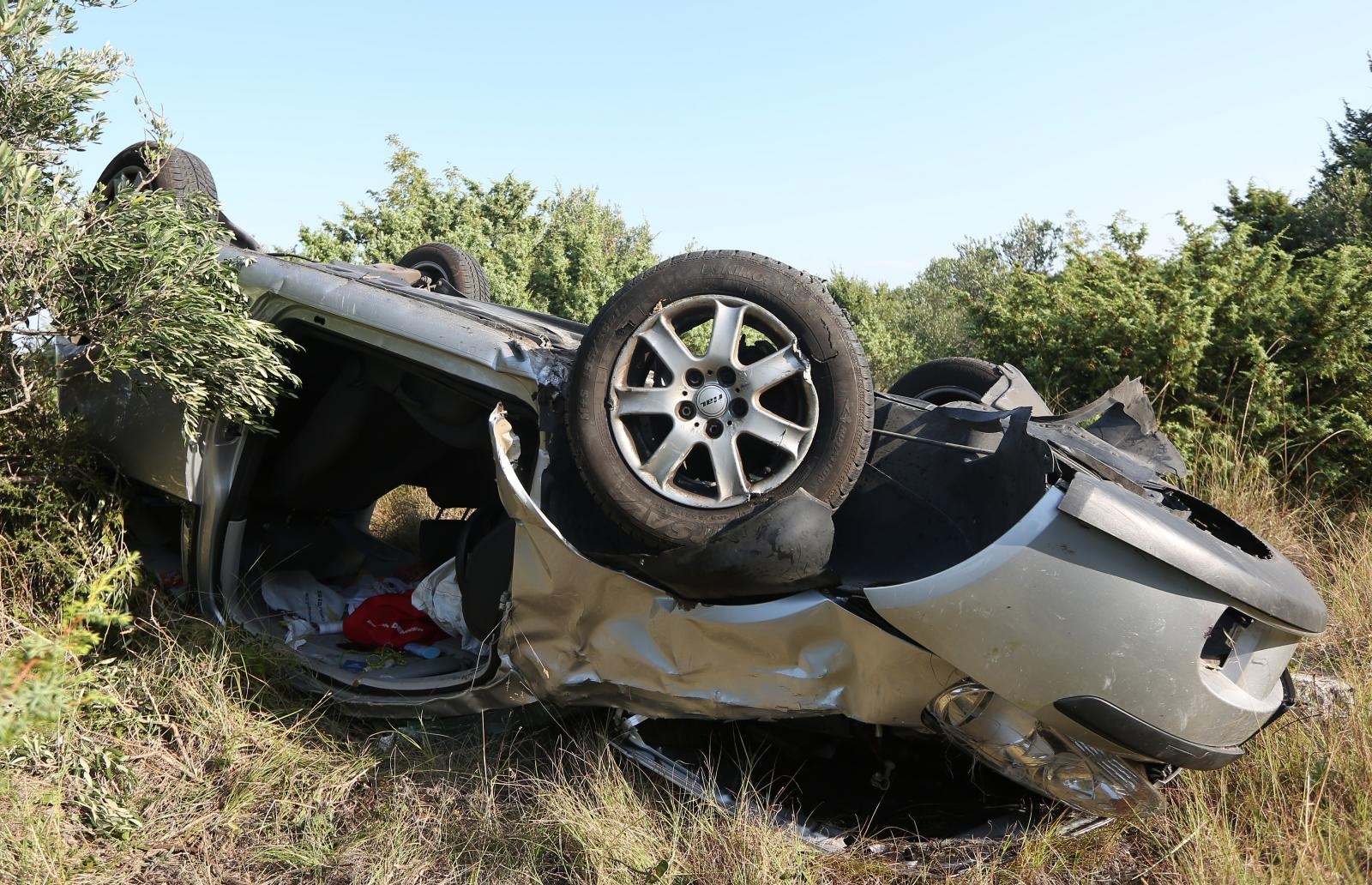 Prosika: Pri slijetanju automobila s kolnika jedna je osoba poginula Prosika: Pri slijetanju automobila s kolnika jedna je osoba poginula