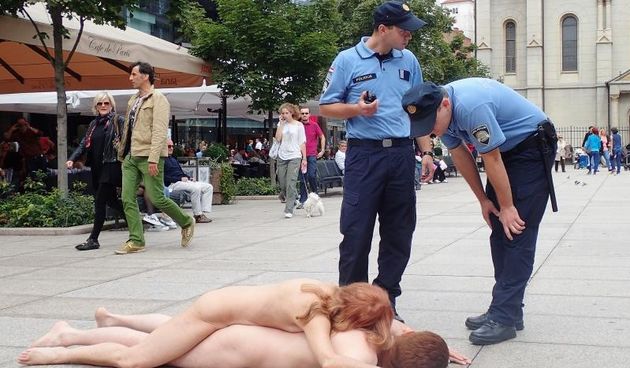 Zagreb – U sklopu festivala Zagreb Volim te na platou kod spomenika Tesli izveden je performans Zagreb dreaming umjetnice Mire Kim te na Cvjetnom trgu Naked slow walk u izvedbi svicarskih umjetnika, no nedugo nakon pocetka policija je privela sve izvodjac