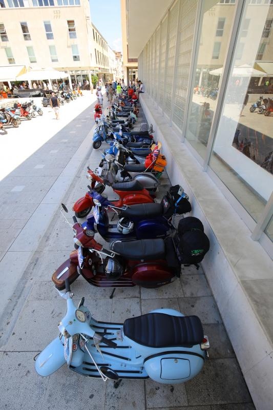 Vespaši izložili “ljubimce” ispred crkve sv. Donata, foto: Filip Brala/PIXSELL Vespaši izložili “ljubimce” ispred crkve sv. Donata, foto: Filip Brala/PIXSELL