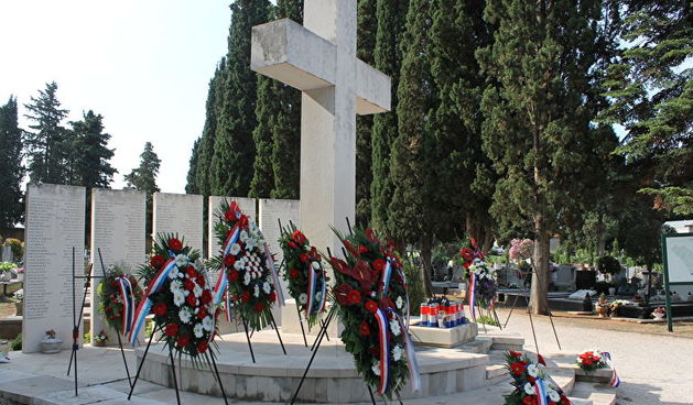 Središnji križ, Gradsko groblje, vijenci i svijeće