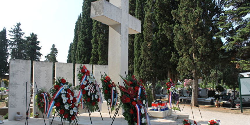 Središnji križ, Gradsko groblje, vijenci i svijeće Središnji križ, Gradsko groblje, vijenci i svijeće