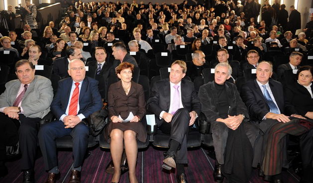 Zadar, 231210. Danas je u Zadru u kino dvorani Callegro proslavljena 21. godisnjica od osnutka HDZ-a Zadar. Na fotografiji: Ana Lovrin, Bozidar Kalmeta, Stipe Zrilic. Foto: Andrija Lucic / CROPIX